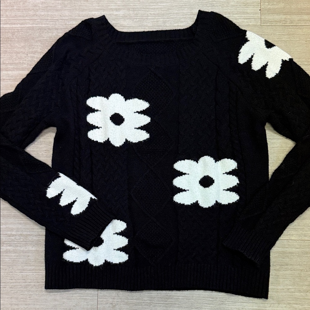 Women’s Black and White Floral Women's Sweater Size Medium